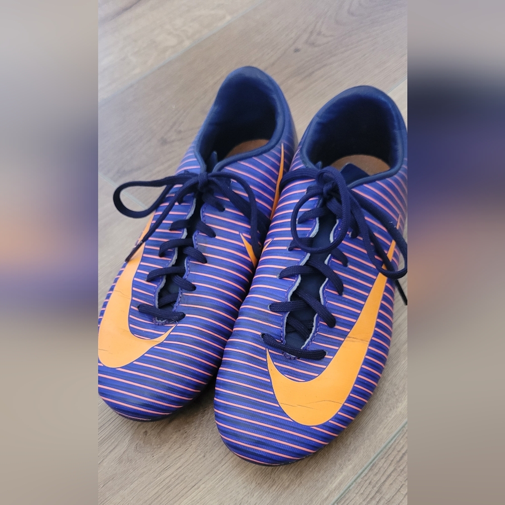 Nike Cleats Kids Lace Up Sport Football Soccer Shoes Size: 4 Y - Picture 2 of 5